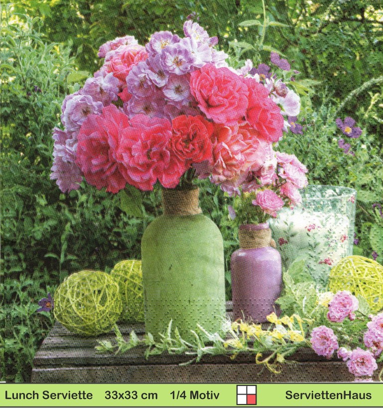 Wilde Rosen in Vase auf dem Gartentisch - 1 Lunch Serviette